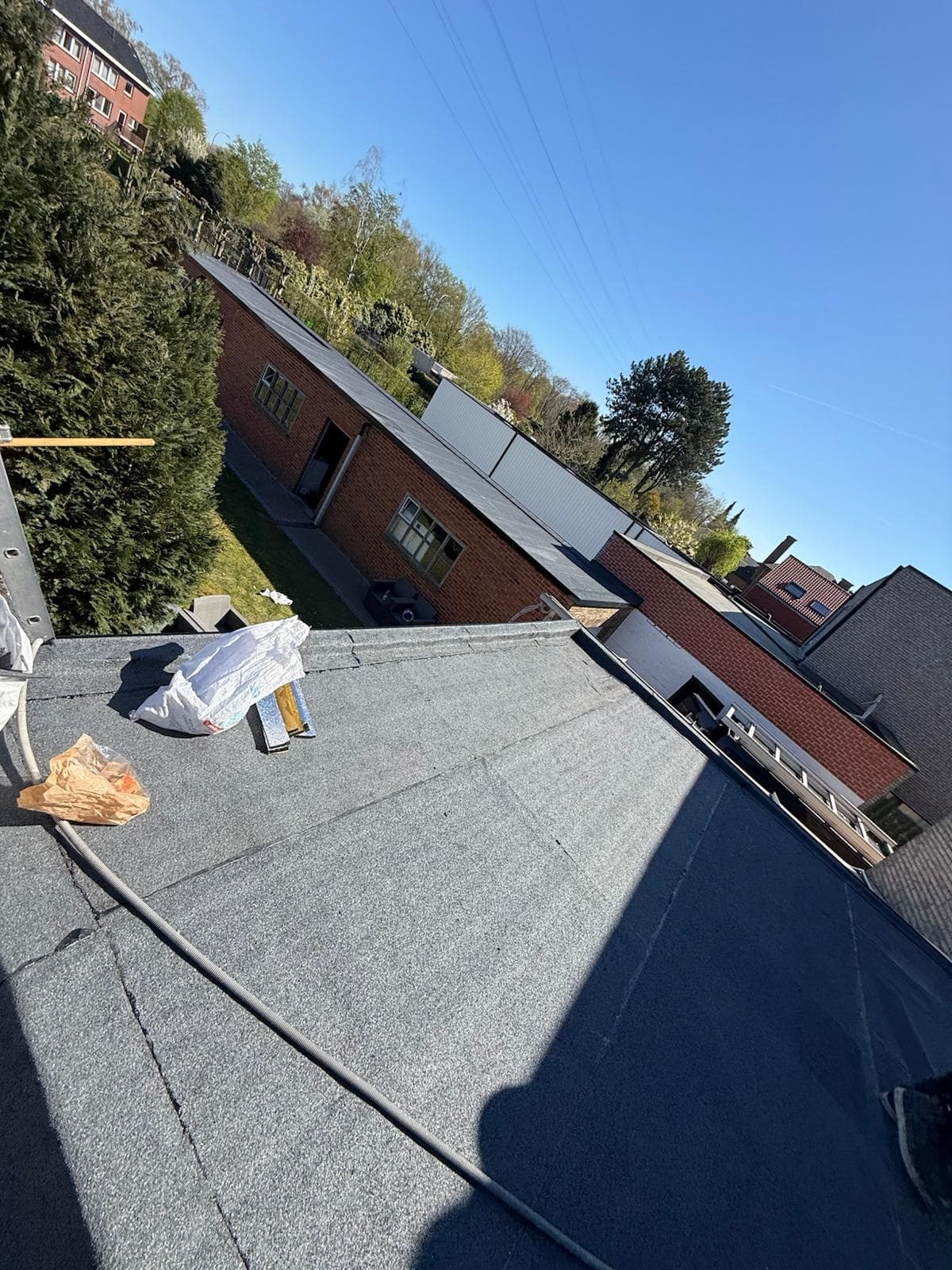 Afgewerkt bitumen plat dak