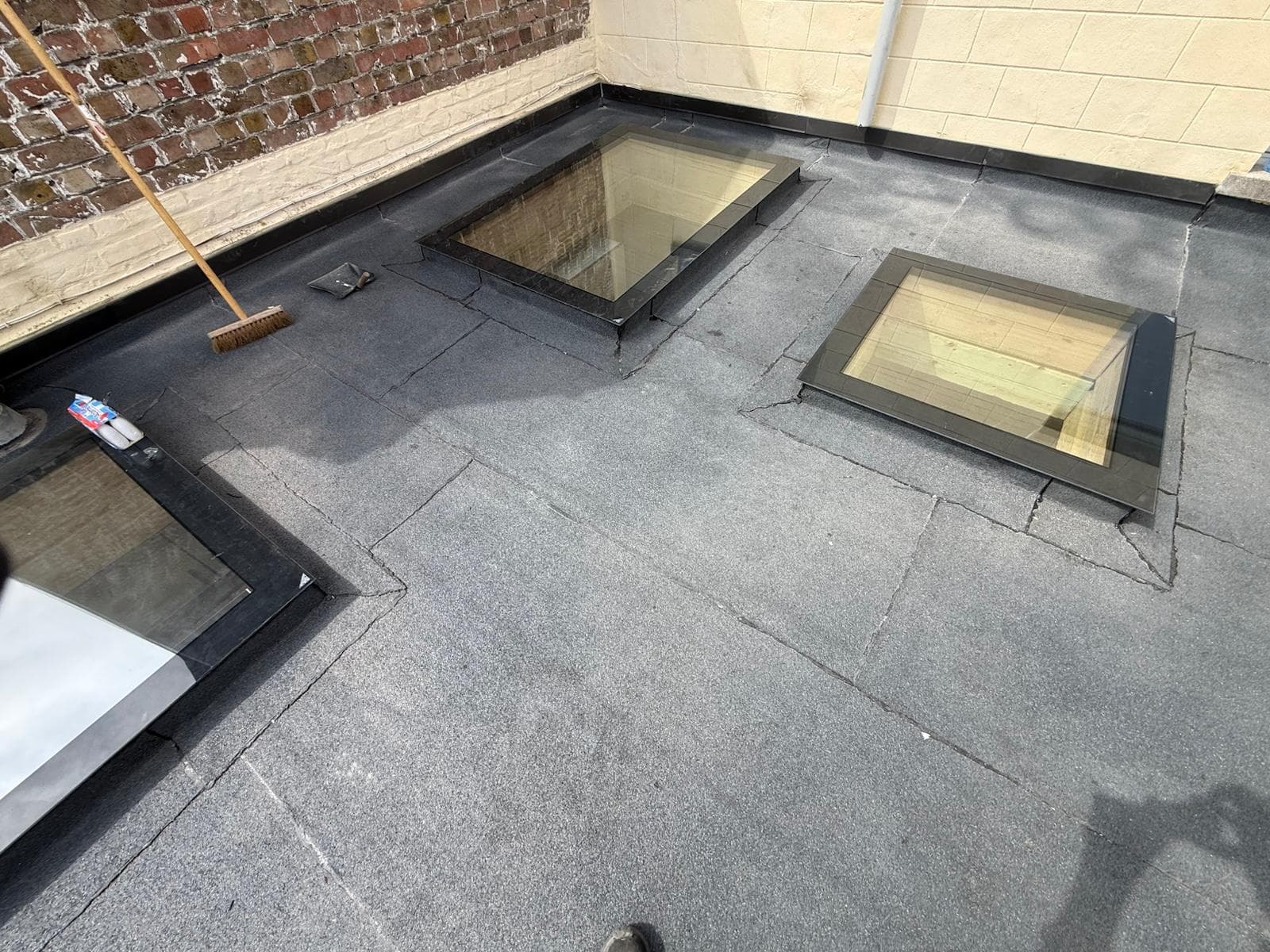 Detailfoto van lichtkoepels op bitumen dak