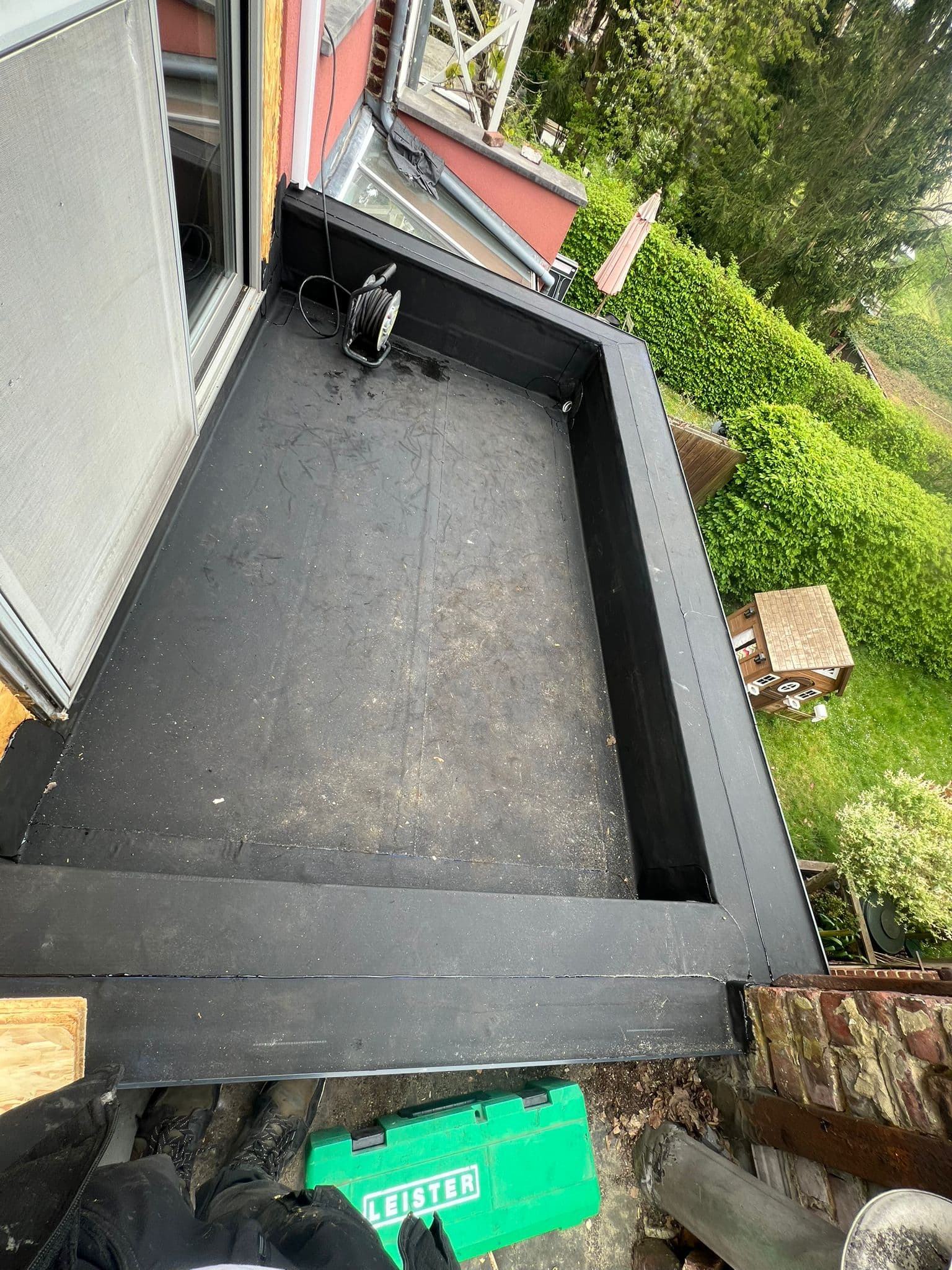 Detail EPDM dakbedekking naast lichtkoepel